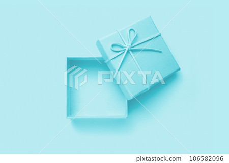Open beige square gift box with a bow, top view Open beige square gift box with a bow, top view 106582096