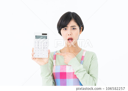 Young housewife with a calculator 106582257