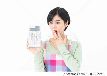 年輕的家庭主婦,有一個計算器 年輕的家庭主婦,有一個計算器 106582258