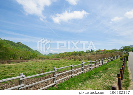 A promenade under the refreshing blue sky and clouds 106582357