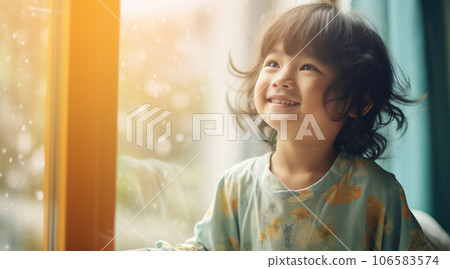 一個女孩在窗前輕輕微笑，在早晨的陽光下，明亮美麗的散景 106583574