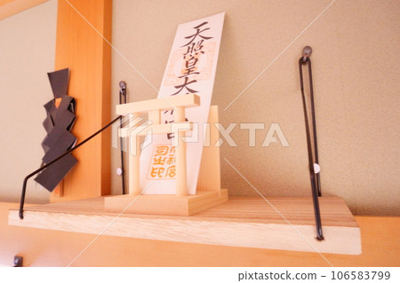 家庭祭壇的替代品:放在壁架上的護身符 1 家庭祭壇的替代品:放在壁架上的護身符 1 106583799