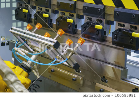 Close up the sheet metal bending process by robotic arm. 106583981
