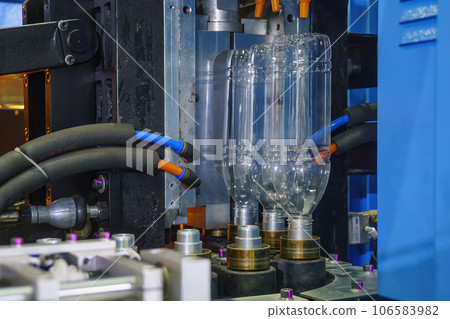 The drinking water bottle manufacturing process by blow mold machine. The drinking water bottle manufacturing process by blow mold machine. 106583982