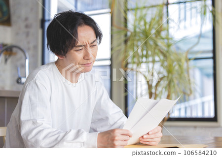 一個男人困擾著看文件 106584210