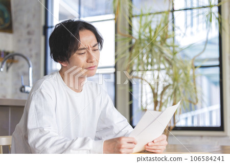 一個男人困擾著看文件 一個男人困擾著看文件 106584241