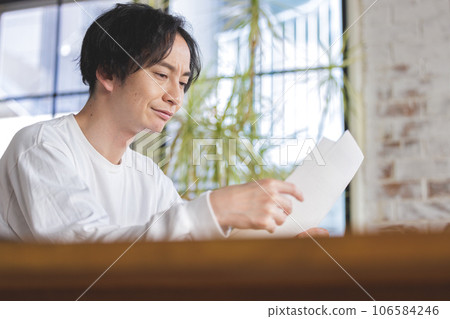 一個男人困擾著看文件 106584246