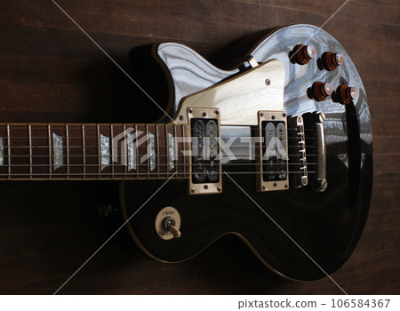 Black old electric guitar_07 106584367