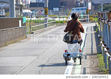 早春陽光下騎三輪車的老人 早春陽光下騎三輪車的老人 106584452
