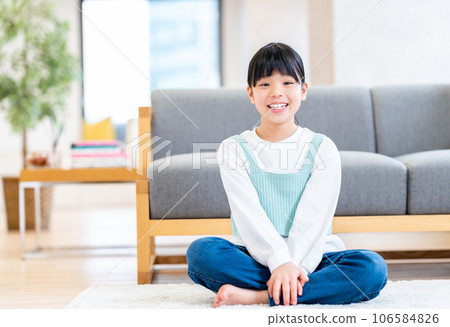 在客廳休息的小學生。 在客廳休息的小學生。 106584826