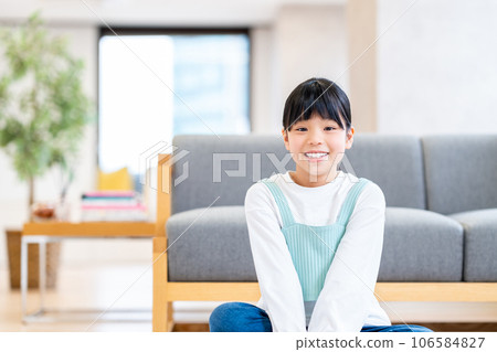 在客廳休息的小學生。 在客廳休息的小學生。 106584827