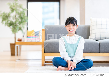 在客廳休息的小學生。 106584849
