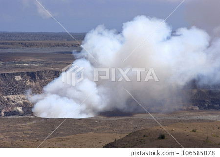 Kilauea Crater in Hawaii Volcanoes National Park Kilauea Crater in Hawaii Volcanoes National Park 106585078