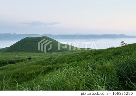 Aso, early morning rice mound and sea of clouds (Aso Kuju National Park) 106585290