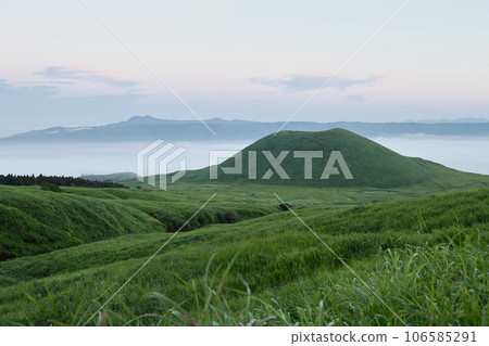 Aso, early morning rice mound and sea of clouds (Aso Kuju National Park) 106585291