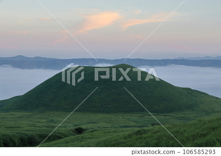 Aso, early morning rice mound and sea of clouds (Aso Kuju National Park) 106585293