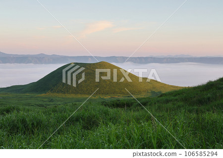 Aso, early morning rice mound and sea of clouds (Aso Kuju National Park) 106585294