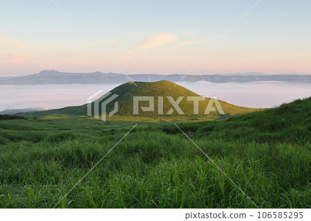 Aso, early morning rice mound and sea of clouds (Aso Kuju National Park) 106585295