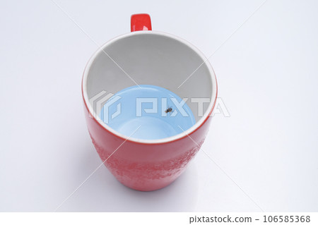 A fly landed in a drinking glass. 106585368