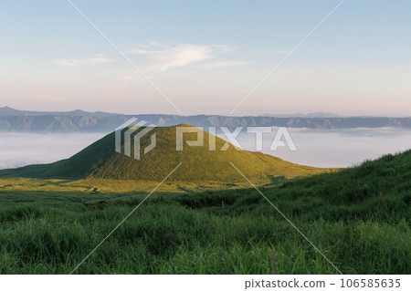Aso, early morning rice mound and sea of clouds (Aso Kuju National Park) Aso, early morning rice mound and sea of clouds (Aso Kuju National Park) 106585635