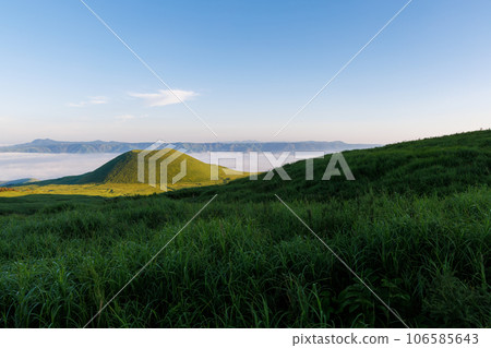 Aso, early morning rice mound and sea of clouds (Aso Kuju National Park) 106585643