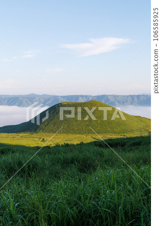Aso, early morning rice mound and sea of clouds (Aso Kuju National Park) Aso, early morning rice mound and sea of clouds (Aso Kuju National Park) 106585925