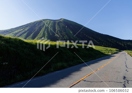 Kishimadake and Prefectural Route 111 in the morning (Aso Kuju National Park) 106586032