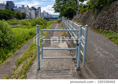 An example of a hyperart Thomasson, a useless structure. Saigawa river, Kanazawa, Japan. 106586068