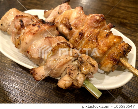 [Yakitori] Hearty chicken thigh yakitori (2 skewers) 106586547