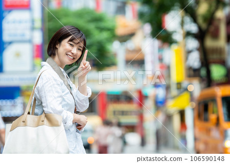 A woman traveling A woman sightseeing in Chinatown 106590148