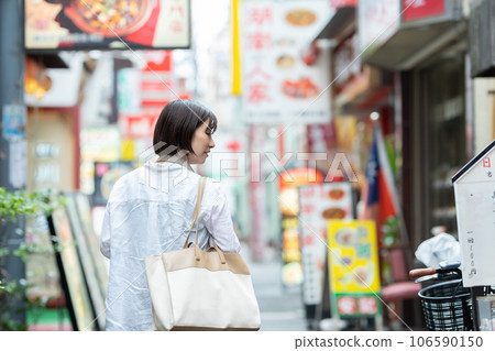 一名女子旅行 一名女子在唐人街觀光 106590150