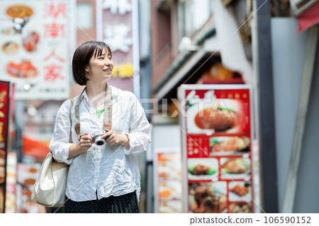 一名女子旅行 一名女子在唐人街觀光 106590152