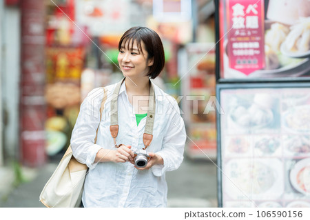 一名女子旅行 一名女子在唐人街觀光 一名女子旅行 一名女子在唐人街觀光 106590156