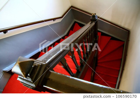 至今仍保留著明治時代建築風格的紅地毯樓梯。 106590170