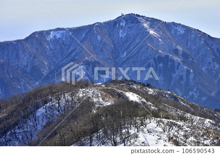 Tanzawa Mountains in winter View of Daisen covered in snow from the summit of Mt. Tonodake 106590543