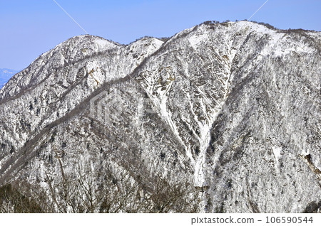 白雪皚皚的丹澤山脈，嚴冬時從塔野嶽山頂看到的丹澤主菜 106590544