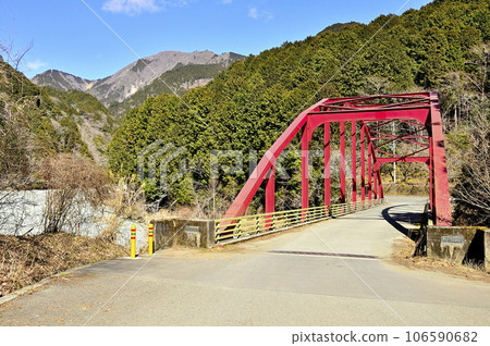 Matsuda Town, Kanagawa Prefecture Yoriohashi Bridge and Mt. Nabewari over the Nakatsu River Matsuda Town, Kanagawa Prefecture Yoriohashi Bridge and Mt. Nabewari over the Nakatsu River 106590682