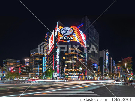 [Tokyo/Ginza] The night view of Fujiya Restaurant Sukiyabashi, which stands at the Tokyo downtown Ginza scramble crossing. 106590701