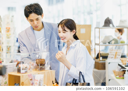 情侶在精選商店購物 106591102