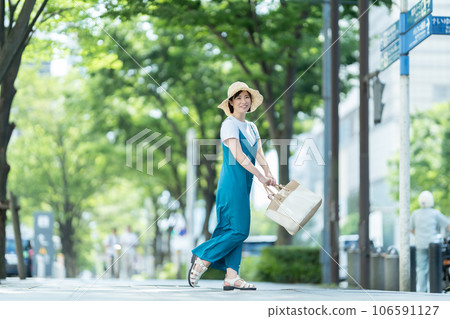 一個女人在城裡購物 一個女人享受購物 106591127