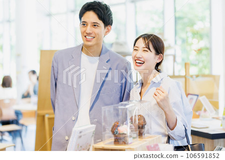 情侶在精選商店購物 106591852