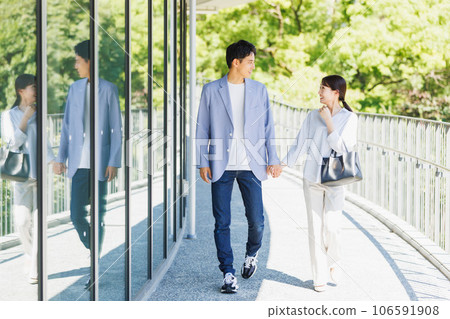 夫婦在目的地享受觀光 106591908