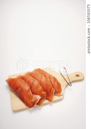 4 塊銀鮭魚，去骨，煮熟，去刺 106592075