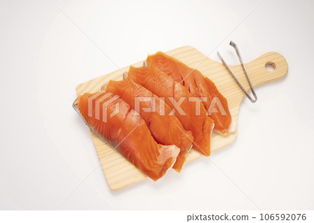 4 pieces of coho salmon, boneless and cooked without the spines 106592076
