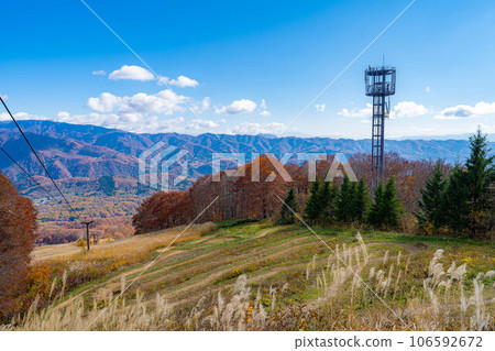 [Autumn material] Hakuba Mountain Harbor with autumn leaves [Nagano Prefecture] 106592672