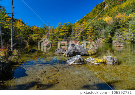 [Autumn material] Kinshu Kamikochi, Myojin Pond and Mt. Myojin [Nagano Prefecture] 106592781
