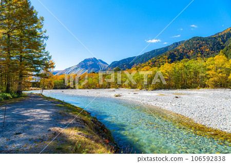 [Autumn material] Kinshu Kamikochi and the clear stream of Azusa River [Nagano Prefecture] 106592838