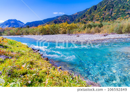 [秋季素材]錦州上高地和梓川的清流[長野縣] 106592849