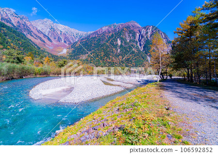 [秋季素材]錦州上高地和梓川的清流[長野縣] 106592852