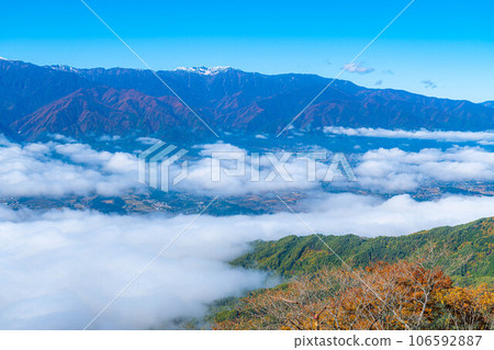 [Sea of clouds material] Sea of clouds in Inadani seen from Mt. Jinbagata in autumn [Nagano] 106592887